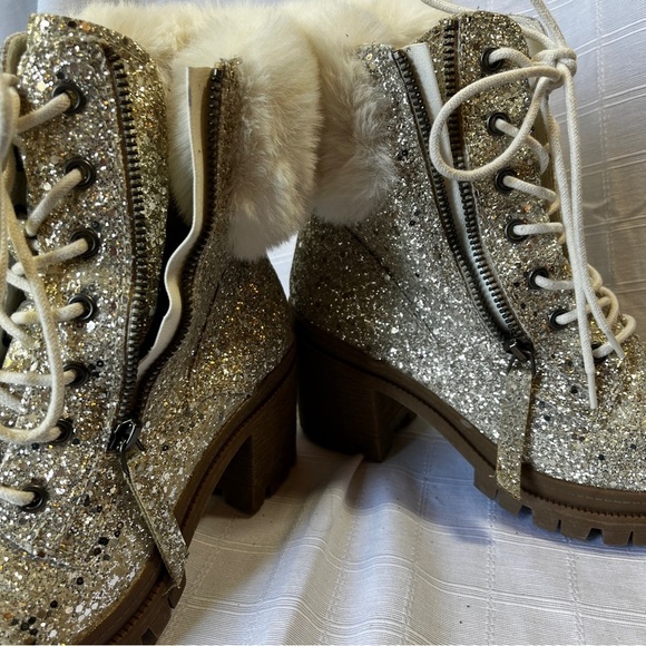 Very G Sparkling Silver Ankle Boots with Faux Fur Trim Women's Size 6.5 Glam - Picture 6 of 12